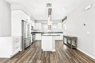 6331 Pacific Wy in Westminster, CA - Foto de edificio - Building Photo