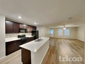 1001 Odlozil Ln, Unit 113 in Ennis, TX - Foto de edificio - Building Photo