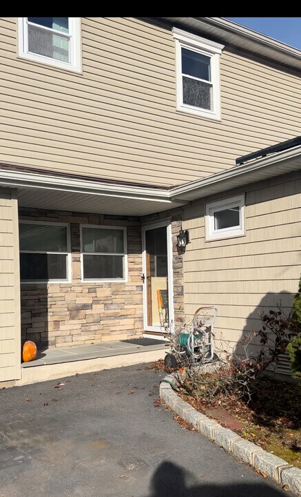 7 Grady Ln in Coram, NY - Building Photo