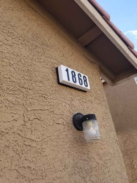 1868 N Luna Alegre St in Las Vegas, NV - Foto de edificio