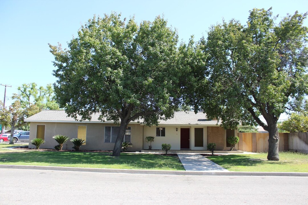 1985 Lynn Ln in Hanford, CA - Building Photo