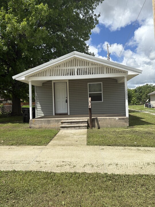 321 S Oak Ave in Ada, OK - Building Photo