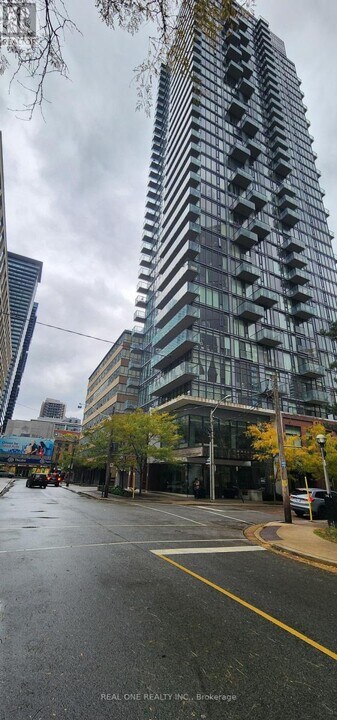 75 St Nicholas St in Toronto, ON - Building Photo