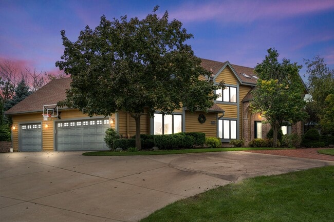 N53W16142 Waldens Pass in Menomonee Falls, WI - Foto de edificio - Building Photo