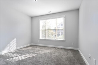 330 La Perla Dr in Sugar Hill, GA - Foto de edificio - Building Photo