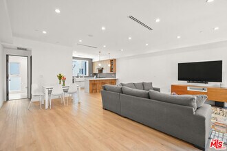 926 N Ridgewood Pl in Los Angeles, CA - Building Photo - Building Photo
