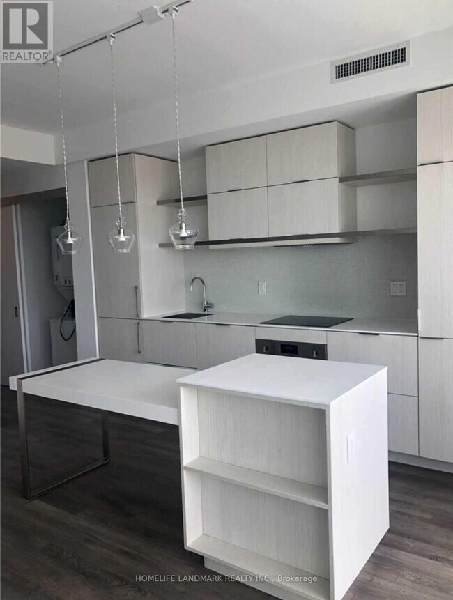 197 Yonge St in Toronto, ON - Building Photo - Building Photo