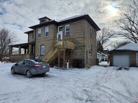 144 Ellsworth St in Crystal Lake, IL - Building Photo