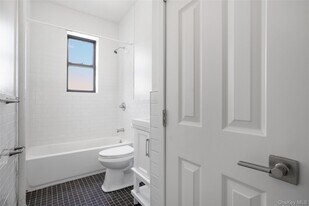 86-22 Jamaica Ave in Queens, NY - Building Photo