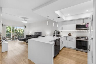 50 SW 3rd Ave in Boca Raton, FL - Foto de edificio - Building Photo