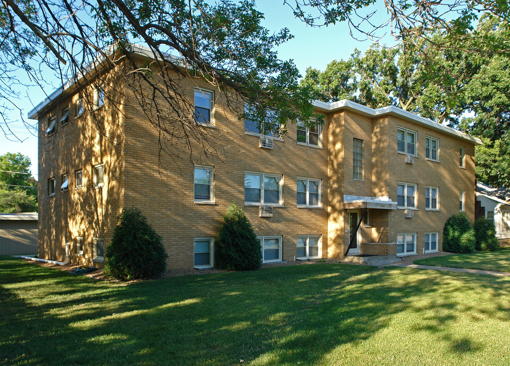 Larpenteur Apartments in St. Paul, MN - Building Photo