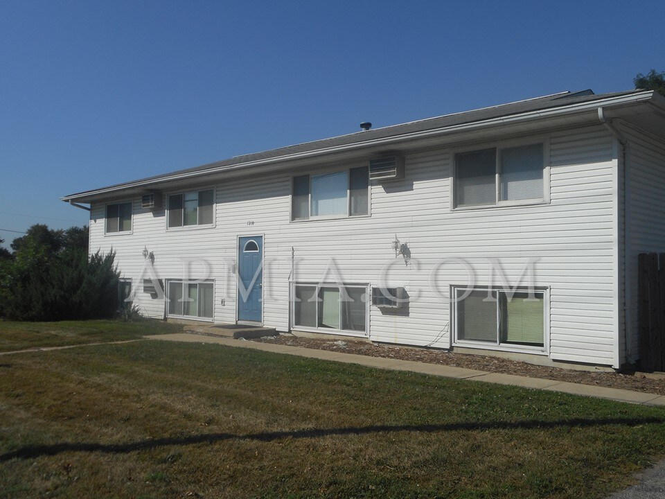 1210 Robins Rd-Unit -1 in Hiawatha, IA - Foto de edificio