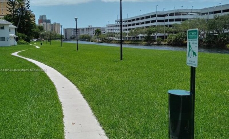 7660 SW 82nd St in Miami, FL - Building Photo