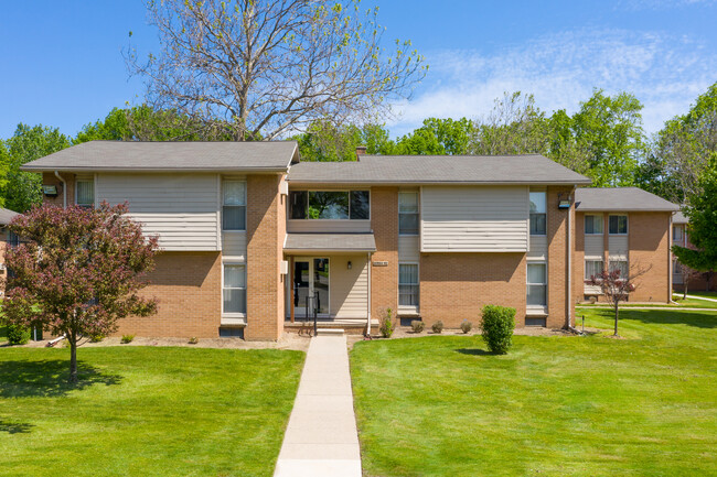 River Bend Apartments in Westland, MI - Building Photo - Building Photo