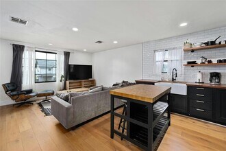 2804 Crest Ave in Austin, TX - Building Photo - Building Photo