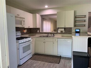 5619 Tanagergrove Way in Lithia, FL - Building Photo - Building Photo