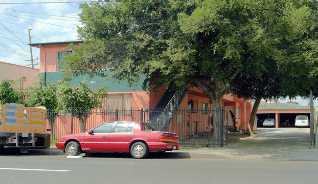 10329 S Inglewood Ave in Inglewood, CA - Building Photo - Building Photo