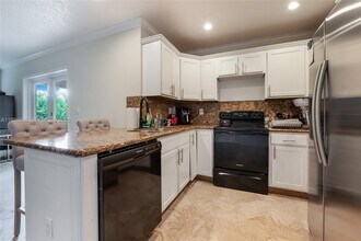 6881 SW 27th St in Miami, FL - Building Photo - Building Photo