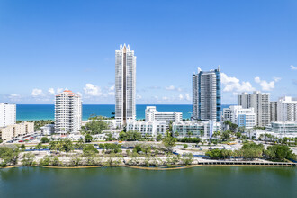 Casablanca Villas in Miami Beach, FL - Foto de edificio - Building Photo