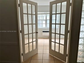 318 Majorca Ave, Unit 208 in Coral Gables, FL - Foto de edificio - Building Photo