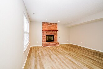 9005 Lighthorse Dr in Indianapolis, IN - Foto de edificio - Building Photo