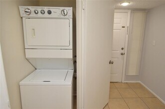 8630 Mallard Reserve Dr in Tampa, FL - Building Photo - Building Photo