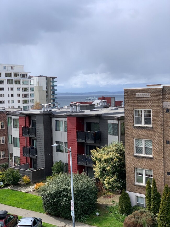 626 4th Ave W, Unit 501 in Seattle, WA - Foto de edificio - Building Photo