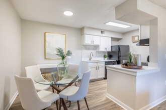 Lake Pointe in Melbourne, FL - Building Photo - Interior Photo