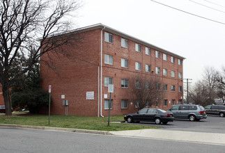 Foxcroft Terrace Apartments in Arlington, VA - Building Photo - Building Photo