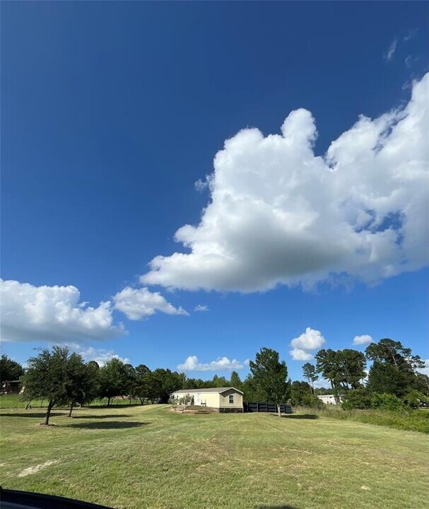 124 Alum Creek Dr in Paige, TX - Building Photo
