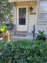 6040 N Avondale Ave, Unit 2Floor Front in Chicago, IL - Building Photo