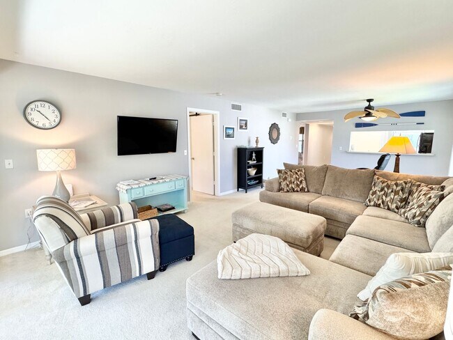 1203 Commonwealth Cir in Naples, FL - Building Photo - Building Photo