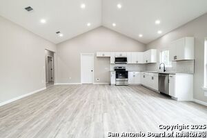 908 Plum St in Floresville, TX - Building Photo - Building Photo
