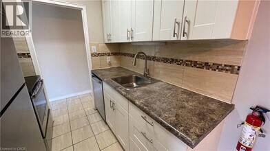 326 Hunter St E in Hamilton, ON - Building Photo - Building Photo