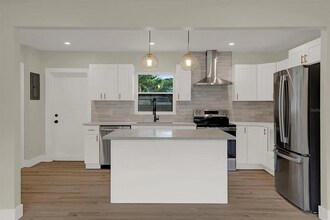 1352 Parkwood St in Clearwater, FL - Building Photo - Building Photo