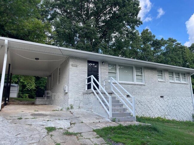 4555 Hillpine Rd in Forest Park, GA - Building Photo - Building Photo