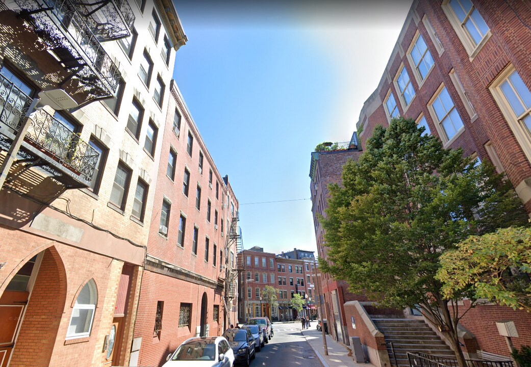 16 Charter St, Unit R in Boston, MA - Building Photo