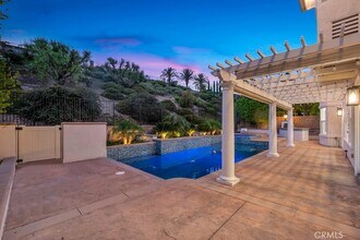20151 Vía Medici in Los Angeles, CA - Building Photo - Building Photo