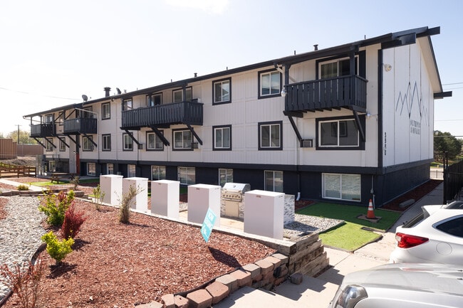 Olympic Square in Colorado Springs, CO - Foto de edificio - Building Photo