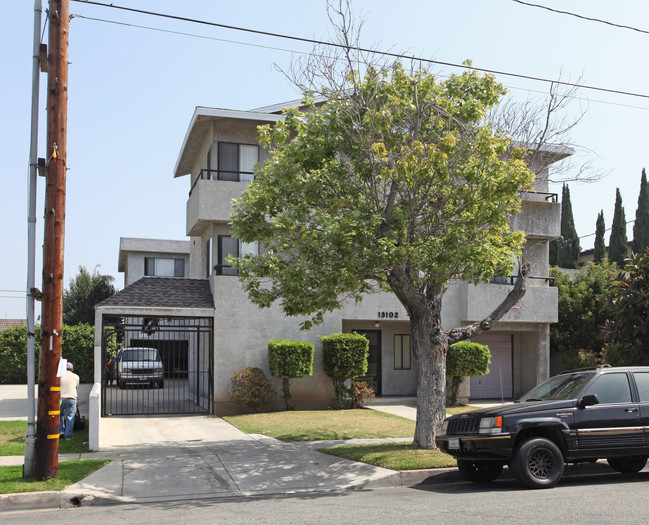 13102 Roselle Ave in Hawthorne, CA - Building Photo - Building Photo