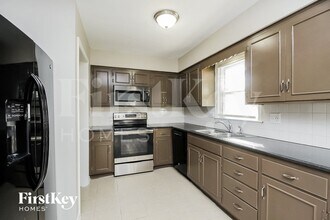 7310 Flint Dr in Shawnee, KS - Building Photo - Building Photo