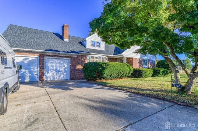 property at 737 Roseland Pl