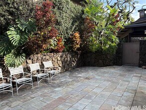 3065 La Pietra Cir in Honolulu, HI - Building Photo - Building Photo