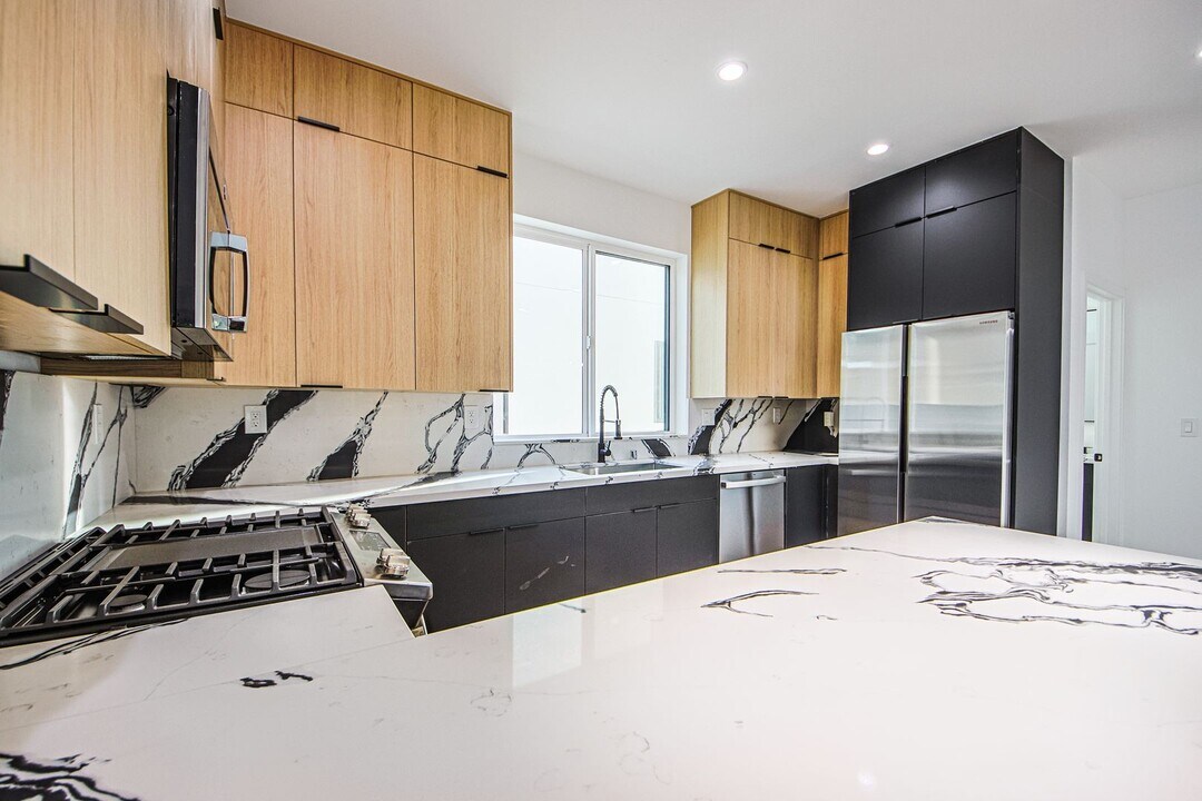 11730 Gilmore St-Unit -11730 in Los Angeles, CA - Building Photo
