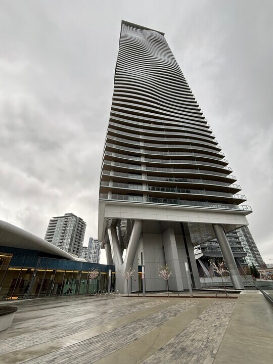 4880 Lougheed Hwy in Burnaby, BC - Building Photo