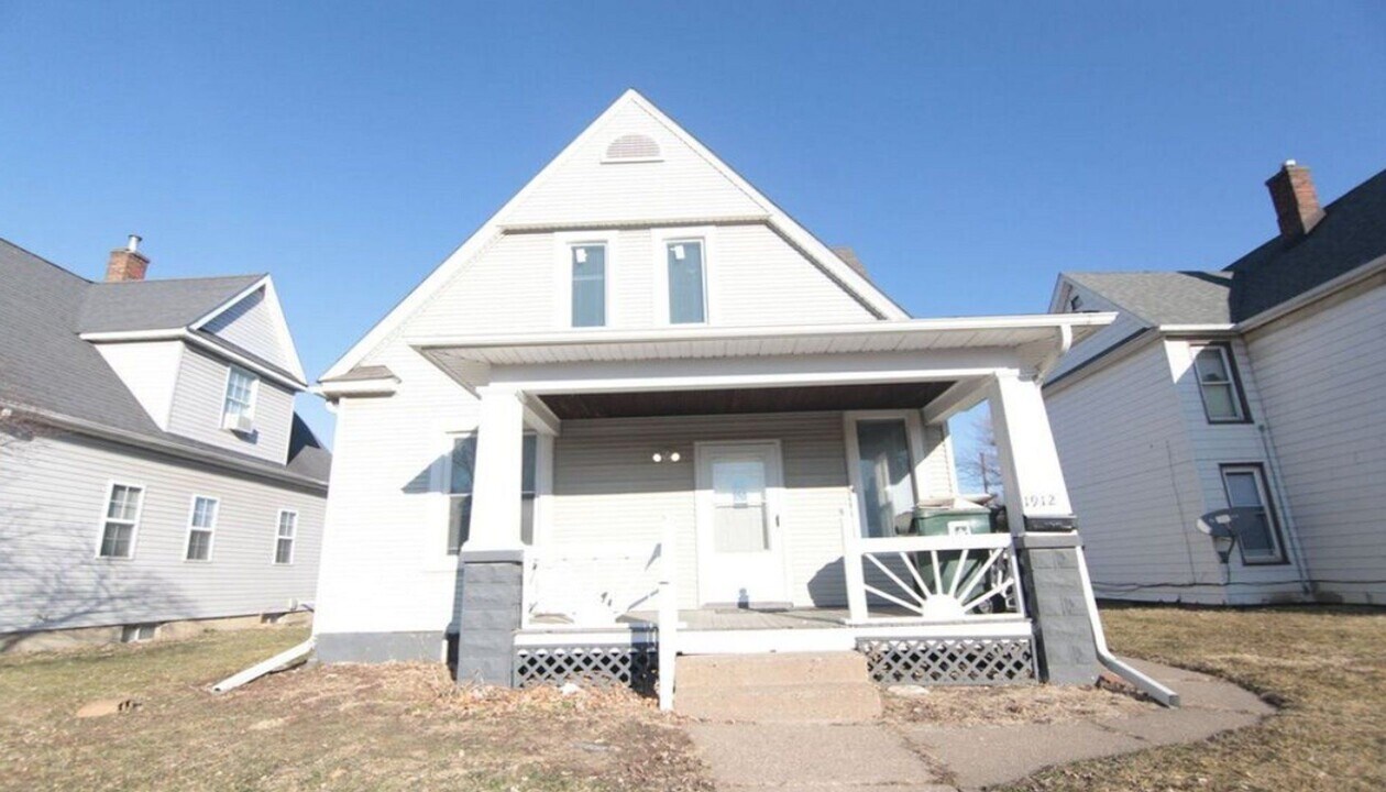 1912 Dixwell St in Davenport, IA - Building Photo