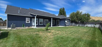 3311 Barnes Way in Klamath Falls, OR - Foto de edificio - Building Photo