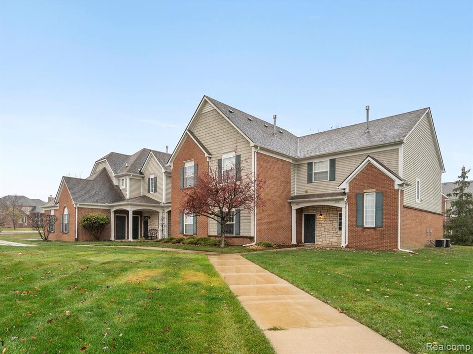 54727 Marissa Way in Shelby Township, MI - Foto de edificio