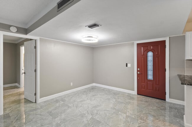 146 Lake Evelyn Dr in West Palm Beach, FL - Building Photo - Building Photo