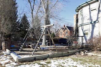 Dickens Manor Apartments in Longmont, CO - Building Photo - Building Photo